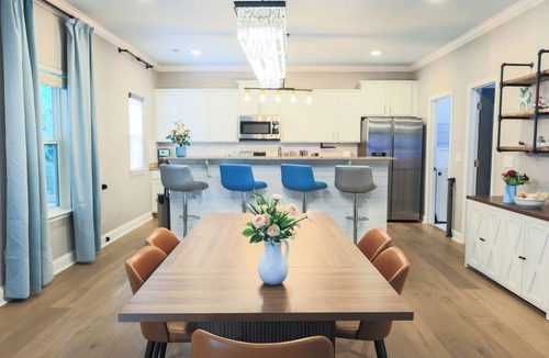 Wessex Square House | Luxury 3King 4FullSize GameRoom FencedYard Grill 5-SmartTV Safe&Quiet Area