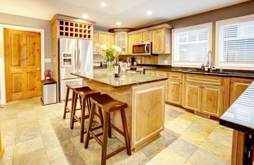 Nicklaus North Apartment | Luxury 5BR Home:Sleeps 10 Comfortably,Hot Tub,Free Parking,Patio+BBQ-5 minutes to Village!