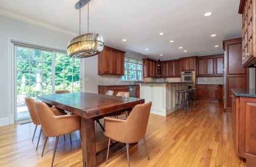 Ridgefield House | Luxury 5BR retreat w/3rd floor sleeps 26 adults; 1 mile to town; 1 month min