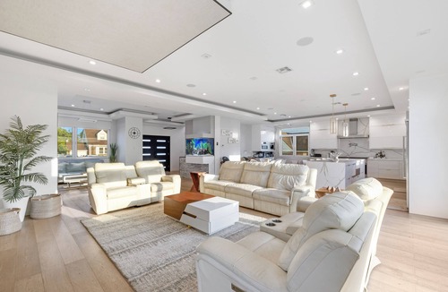 North Valley Stream House | Luxury 5BR Smart Home Near JFK with Gym, Theater & BBQ