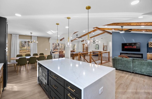 Paw Creek House | Luxury Charlotte Retreat~6BR~4 Kings~Gameroom~Chefs Kitchen~Family Friendly