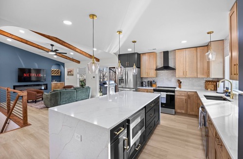 Paw Creek House | Luxury Charlotte Retreat~6BR~4 Kings~Gameroom~Chefs Kitchen~Family Friendly