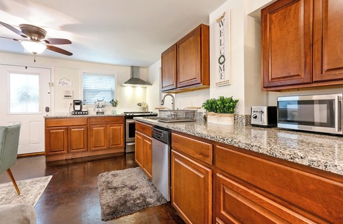 Leonidas Apartment | Luxury Couples Studio WALK TO STREETCAR! & 3.5Miles to Bourbon St & Downtown
