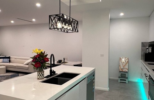 Craigieburn House | Luxury fully furnished space with modern rooms | Near Airport | 3-min. to shops