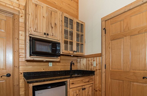 Durango House | Luxury Lodge Near Galena, Field of Dreams & Skiing, 6 Private Suites