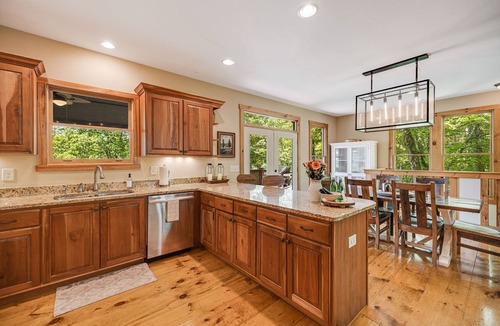 Sapphire Cabin | Luxury mountain home - lake, tennis, hiking and more! Firewood included.