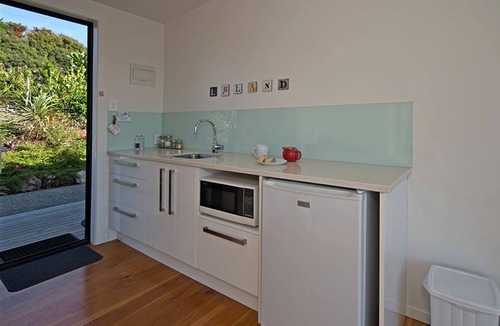 Oneroa Cabin | Luxury Studio Rental with Vineyard Views on Waiheke Island, New Zealand