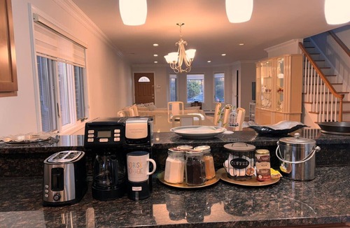 Leonia House | Luxury3BR 20 MIN to Time Square by Bus 15 MIN to Met life & American Dream