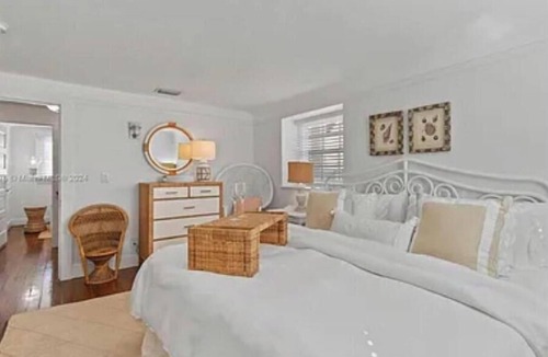 Parrot Cove Bed & Breakfast | Magnificent 'Windsor House!' 1934 Tudor style historic cottage