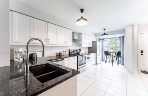 Burlington House | Mapleview Burlington Gem-King bed-Stylish Townhome