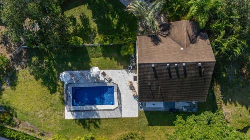Jupiter House | Minutes 2 Jupiter Beach SaltwaterPool BBQ Playroom