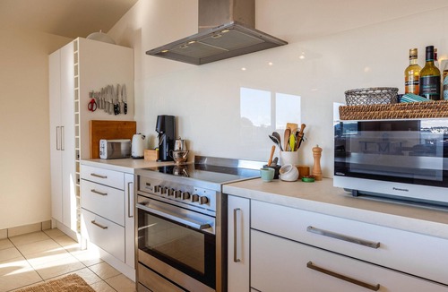 Palm Beach Villa | Miro Ridge in Palm Beach - Miro Ridge is a spacious elevated holiday home overlooking Palm Beach with sea views and generous indoor-outdoor living. Large sliding doors open to an expansive deck, while the open plan lounge and entertainer’s kitchen cr