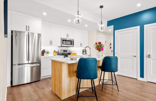 Golden Apartment | Modern 2BR Golden Retreat w/BBQ + Stunning Views!