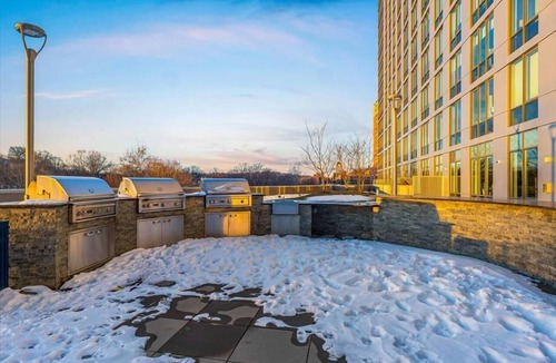 White Plains Apartment | Modern 2BR in Downtown| Clubhouse + Gym | Parking