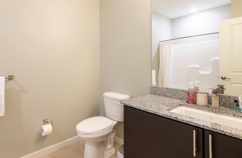 Windsor Apartment | Modern Apartment in Prime Location (ID8475X33)