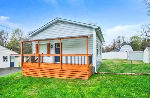 North Belmont House | Modern Belmont Retreat Close to CLT Airport