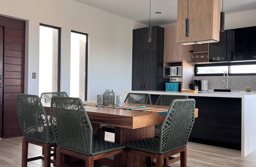 La Ventana House | Modern, Clean & Airy Beach Retreat with Pool and Rooftop Ocean Views