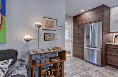 Cherry Condo | Modern Myers Park 1BR · Ground Floor · Free Parking · near Atrium CMC & Uptown
