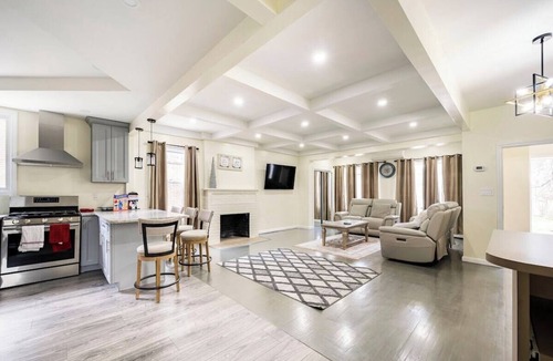 Jamaica Hills Apartment | Modern NYC 4BR - 5 Min to Subway, 10 to JFK/LGA, 30 to Manhattan!