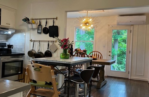 Ardsley House | Modern & Spacious 3-Bedroom Home Family-Friendly Fireplace Patio & BBQ