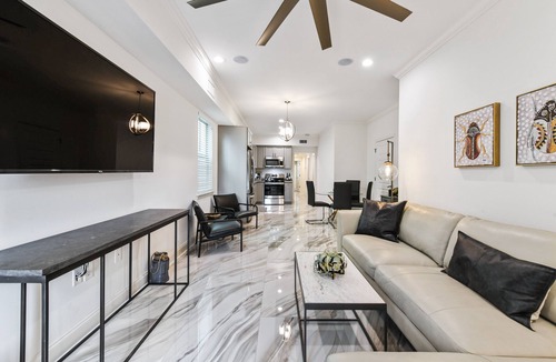 Tulane - Gravier House | Modern Upscale 5BR/5BA (4 en suite) Home near Superdome and French Quarter