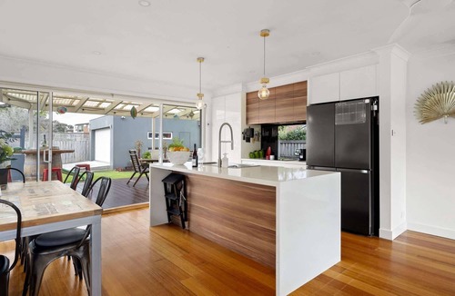 Mordialloc House | Mordialloc Coastal Escape –Beach, Garden & Parking