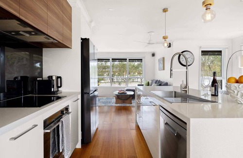 Mordialloc House | Mordialloc Coastal Escape –Beach, Garden & Parking