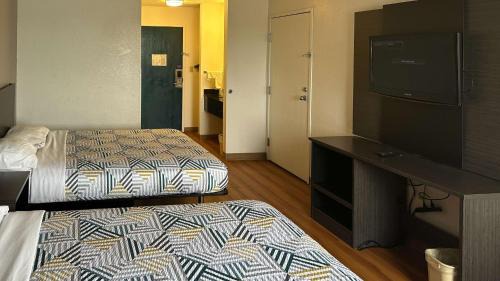 Waterloo Hotel | Motel 6-Waterloo, IA