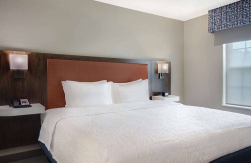Northwest Yonkers Hotel | Near Ridge Hill shopping. Breakfast. Pool. Bar.