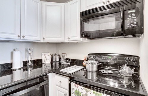 West End Condo | New Orleans Condo w/ Pool, 7 Mi to French Quarters