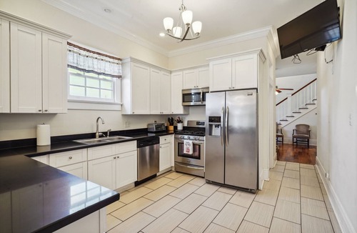 Faubourg Livaudais House | NOLA Luxury, Near Parade Route, Private Bar & Porch