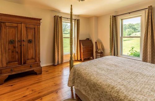 Kent House | Peaceful and Serene Farmstead Retreat with Horseback Riding in Stockton, Illinois, Perfect for a Family Getaway
