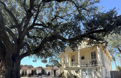 Chalmette House | Peaceful cottage tucked away minutes from the French Quarter in New Orleans.