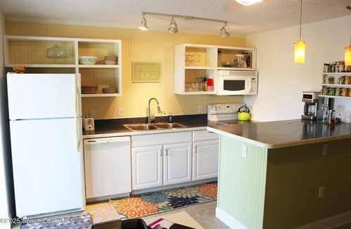 Cocoa Beach Villa | Penguins on the Beach 2BR Steps to Beach & Downtown, pool, Unit 7