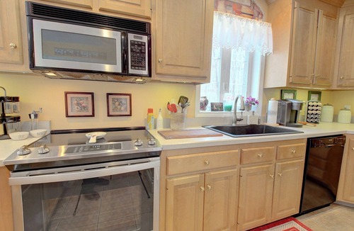 Preston House | Perfect home for adventure! 2mi to Foxwoods, 15 min to Mystic, tour CT WineTrail