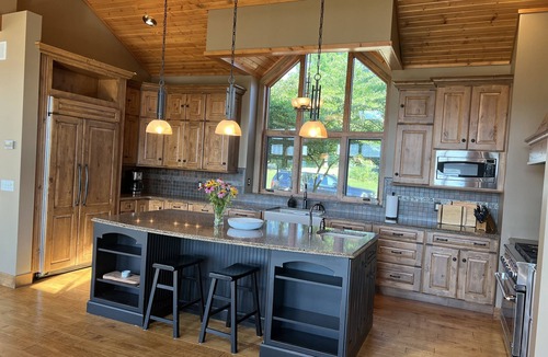 Elizabeth House | Perfect Summer Escape- 54 Acres of Trail and Pond