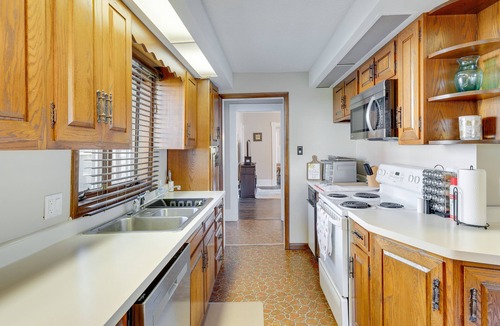 Mount Carroll House | Pet-Friendly Mount Carroll Home w/Fenced-In Yard!