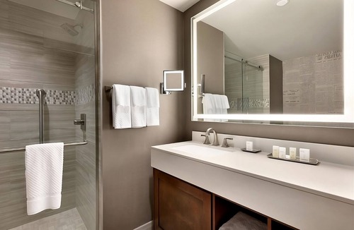 Berkeley Heights Hotel | Pet Friendly Stay w/3 Relaxing Units! Indoor Pool, Free Breakfast & Parking!