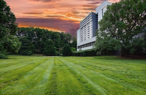 Executive Park Hotel | Pleasant Stay, Convenient Location! Parking, Pools! Near Mint Museum of Art