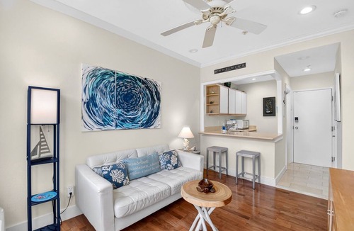 Palm Beach Condo | Pool Beach Getaway Palm Beach 1 Bedroom w/Kitchen