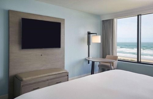 Cocoa Beach Hotel | Premier Oceanfront King Room | Pool | Snorkeling, Bike Rides & Ocean Dining