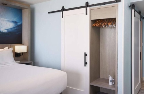Cocoa Beach Hotel | Premier Oceanfront King Room | Pool | Snorkeling, Bike Rides & Ocean Dining