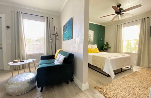 Parker Ridge House | Private charming King bed cottage quick drive to downtown and beach