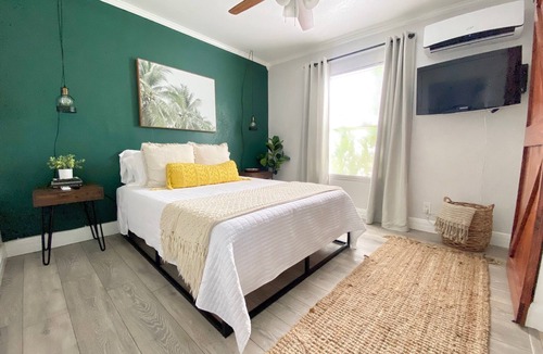Parker Ridge House | Private charming King bed cottage quick drive to downtown and beach