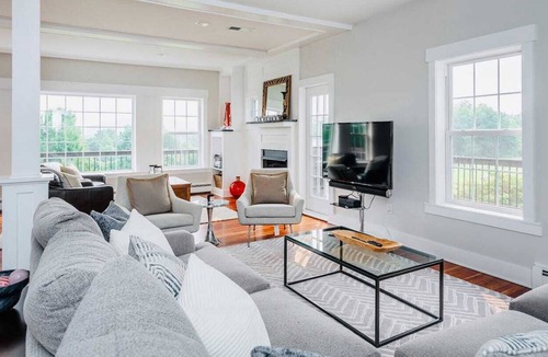 Sherman House | Private, Modern Farm Estate Near Candlewood Lake - Seeking Sept-May '24 Renter