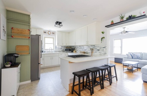Oakdale House | Private Oasis w Big Yard, Garden, & Firepit! 10 min to Uptown, Golf & Airport! Pets OK +15% Off!