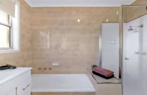 Broadmeadows Bed & Breakfast | Private room adjacent a Kangaroo filled valley. Near Melbourne Airport. Pets ✓