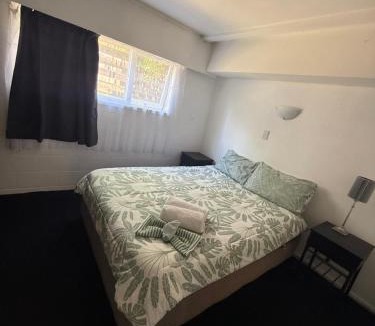 Milford House | Private room with shared bathroom The Beach House Marina