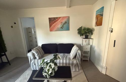 Milford House | Private room with shared bathroom The Beach House Marina
