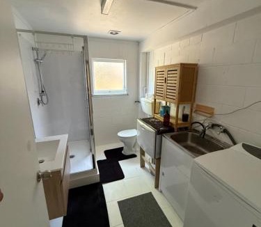 Milford House | Private room with shared bathroom The Beach House Marina